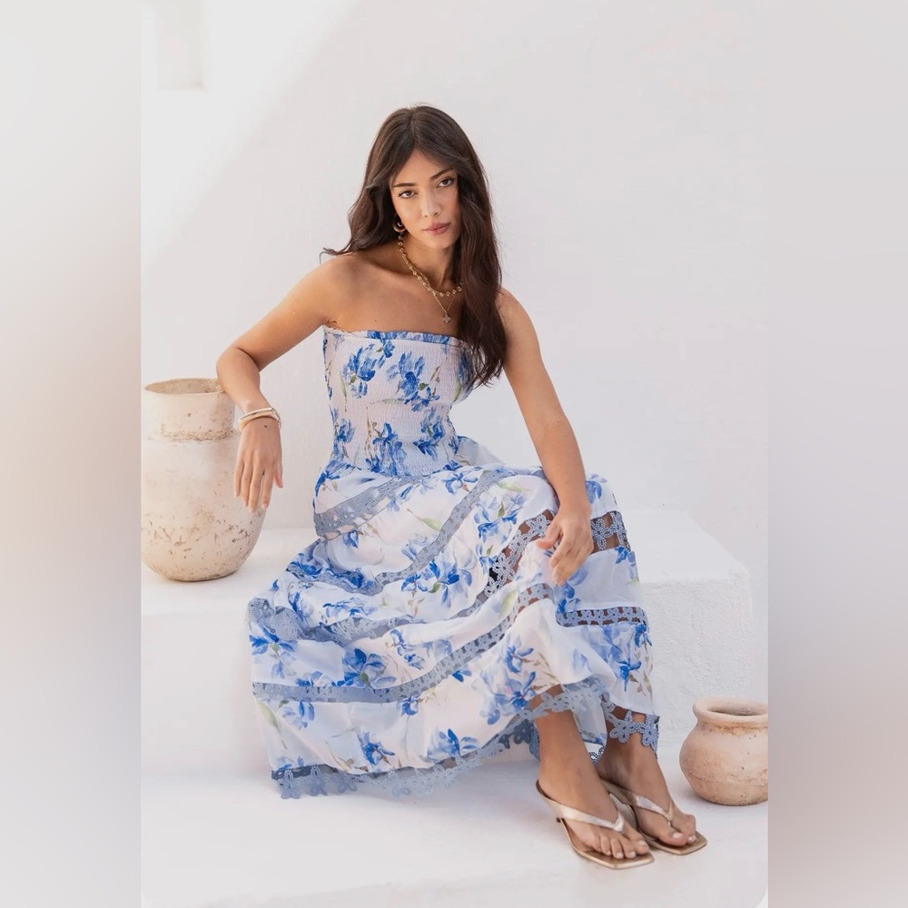 Eyelet tube strapless dress in cotton crochet lace.